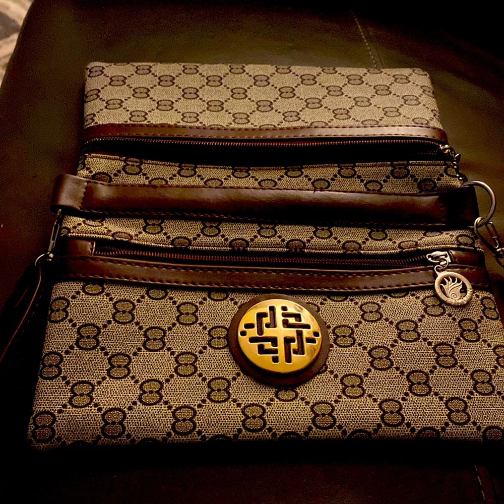 I’m selling an used small hand bag and it is in condition.
